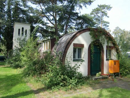 Brüggen : Brachter Wald, Zugang St.-Barbara-Str., an der denkmalgeschützten St.-Barbara-Kapelle befand sich der bewachte Eingang zur Kaserne